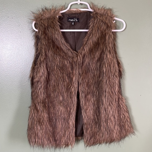 Rue 21 girls brown faux fur vest 40%polyester lining and 100% polyester. - Picture 6 of 9